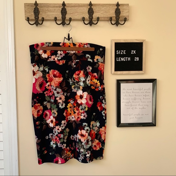 Agnes and Dora Navy Floral Pattern Pencil Skirt - Picture 2 of 4